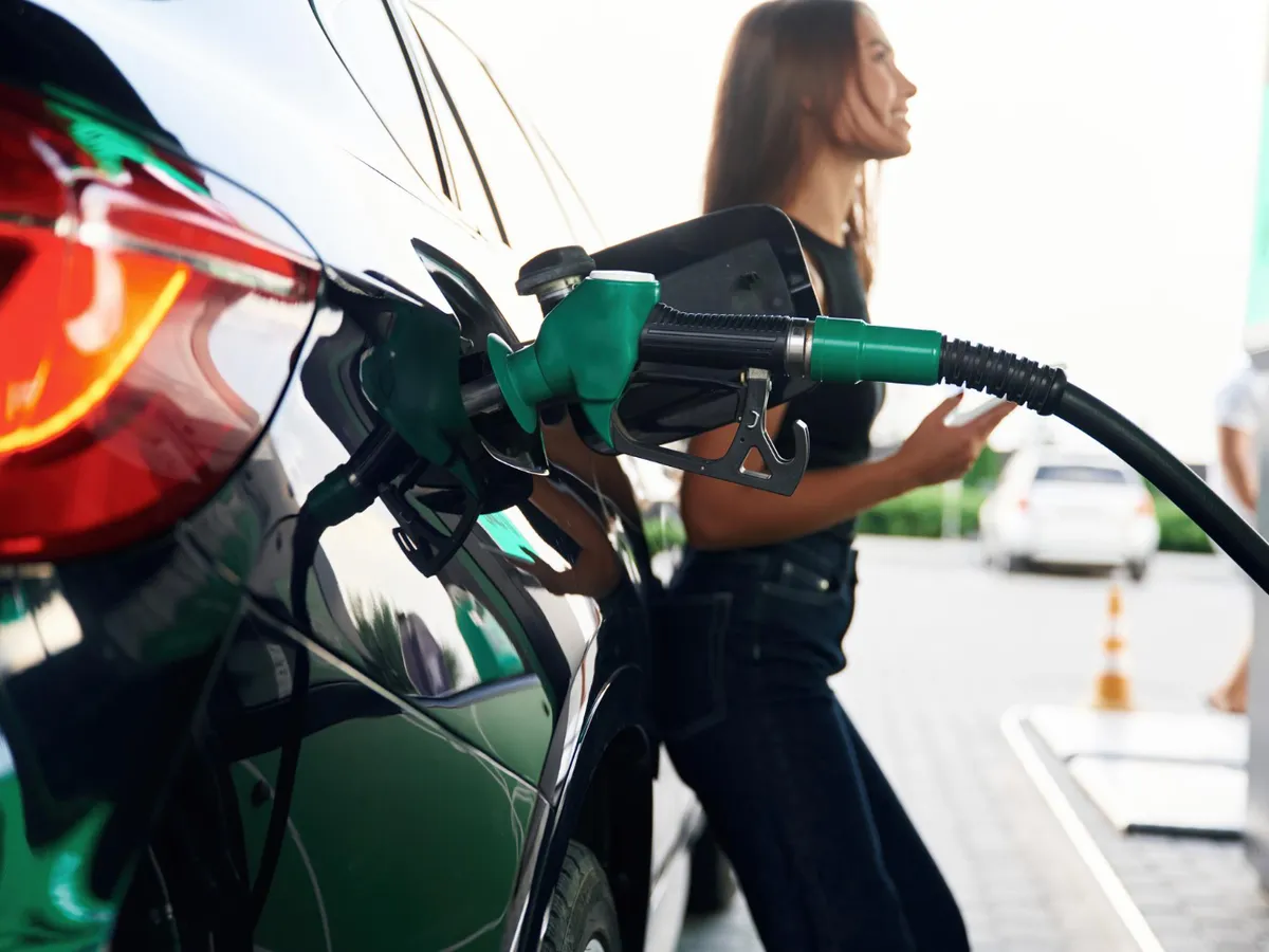 Femeie alimentând la pompă - Foto: Freepik