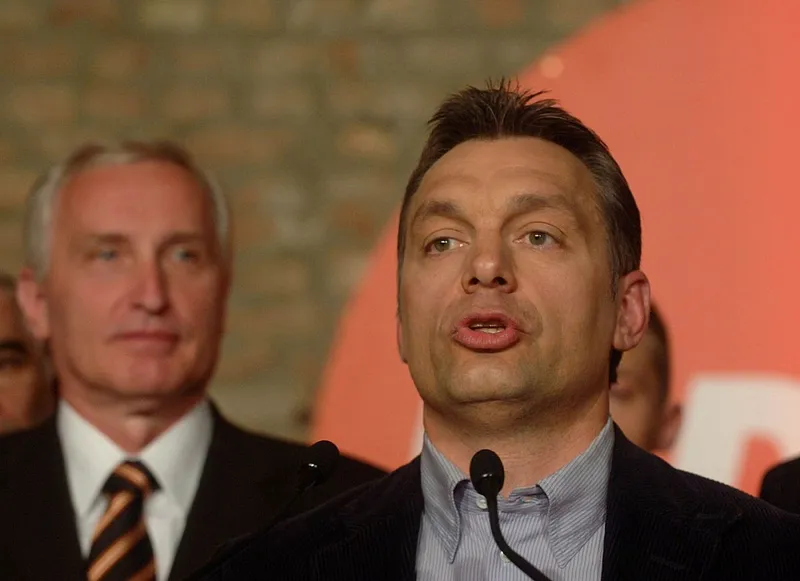 Viktor Orban, &icirc;n aprilie 2006, c&acirc;nd reprezenta cu totul altceva: viitorul liberal al Ungariei, la conducerea unui partid de opoziţie, numit Fidesz - Foto: Profimedia Images