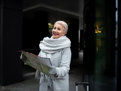 Pensionară stând afară - Foto: Freepik