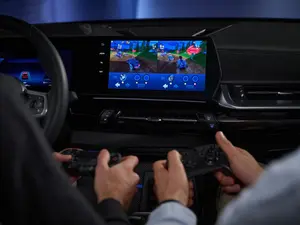 CES 2024 Mașinile, transformate în console de jocuri pe roți: split-screen și controllere - Foto: BMW