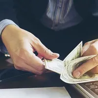Pericol.Când poate să vină recesiunea severă în România? Ce înseamnă "nerecomandat investiţiilor"? - Foto: Freepik/jcomp