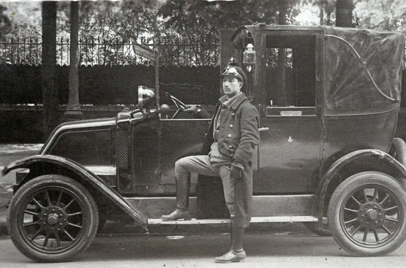Automobil la 1900 cu sofer
