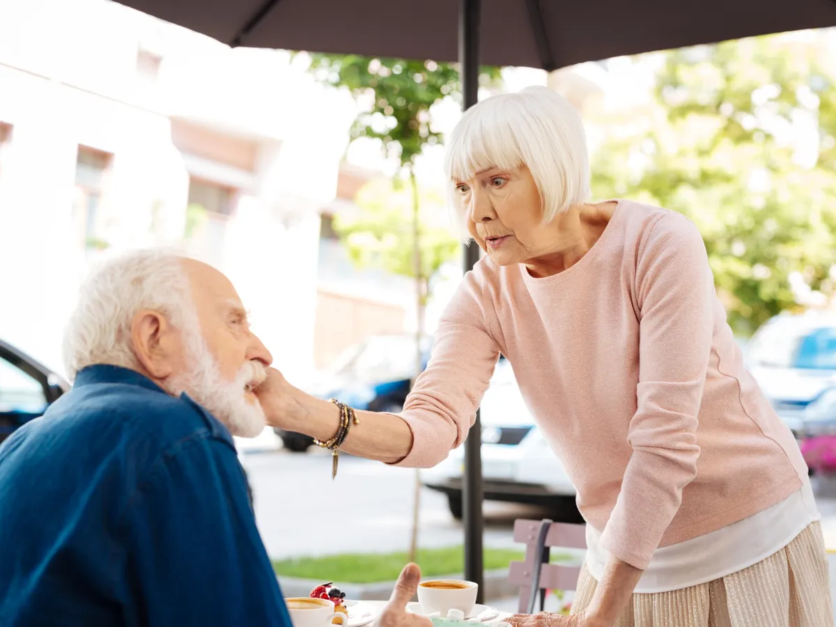 Pensionari la terasă - Foto: Freepik