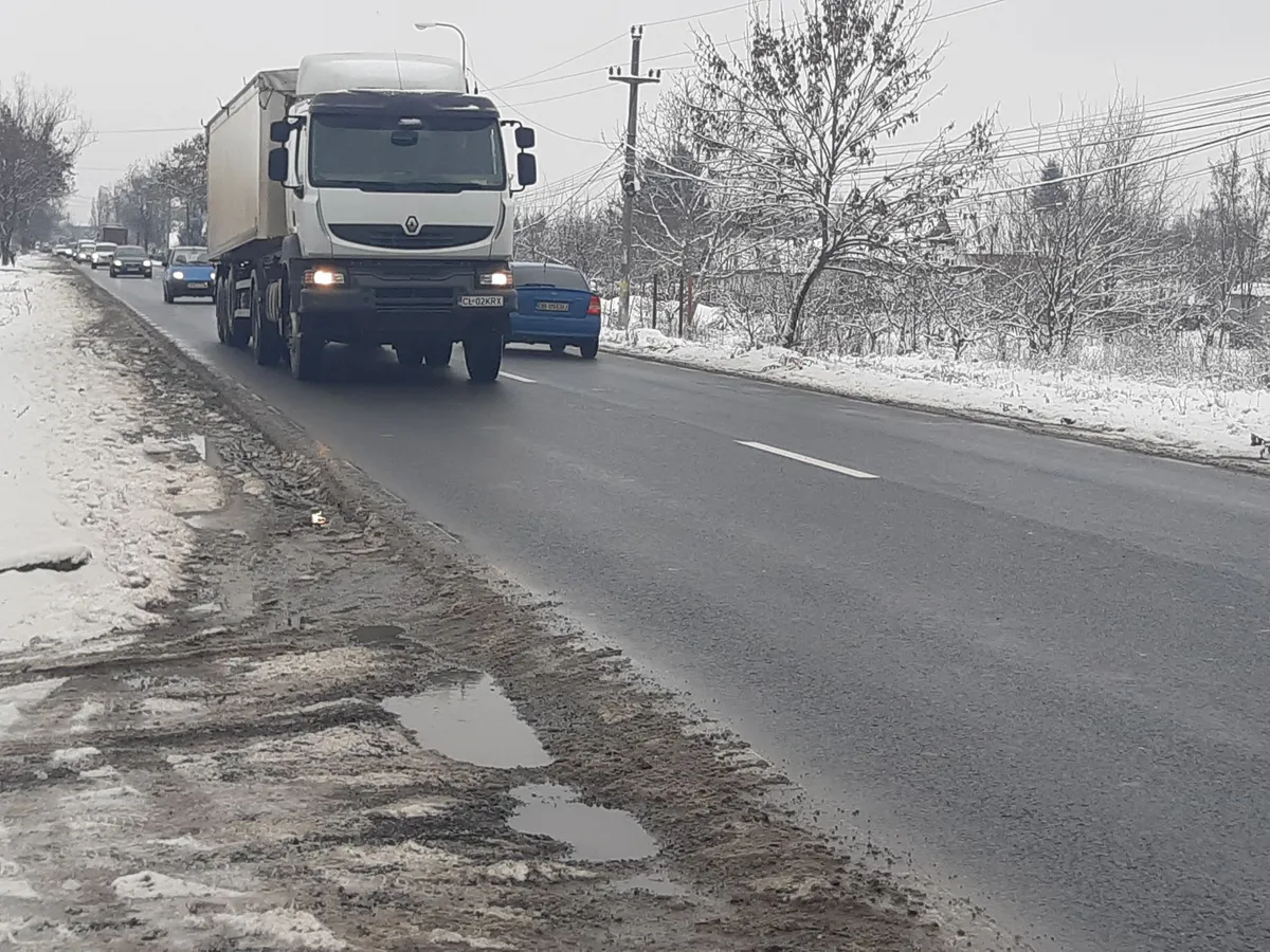 Singura soluție pentru pietoni: prin noroi