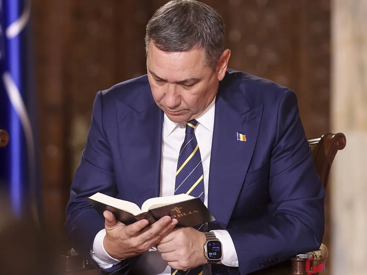 Victor Ponta, susţinut de Adrian Năstase, lecturând din Biblie, la dezbaterea electorală de aseară, de la TVR - Foto: INQUAM PHOTOS/George Călin