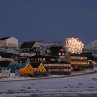 Artificii deasupra unei case dintr-o zonă dezidenţială din Nuuk, capitala Groenlandei - Foto: Profimedia Images