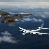 Două bombardiere nucleare Tu-95MS, flancate de avioanele Su-30, interceptate de un F-16 lângă Alaska - Foto: Profimedia images - Caracter ilustrativ