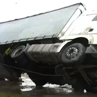 VIDEO Două camioane, răsturnate de vântul puternic la Timișoara. Grindină cât oul/FOTO: Captura Digi24