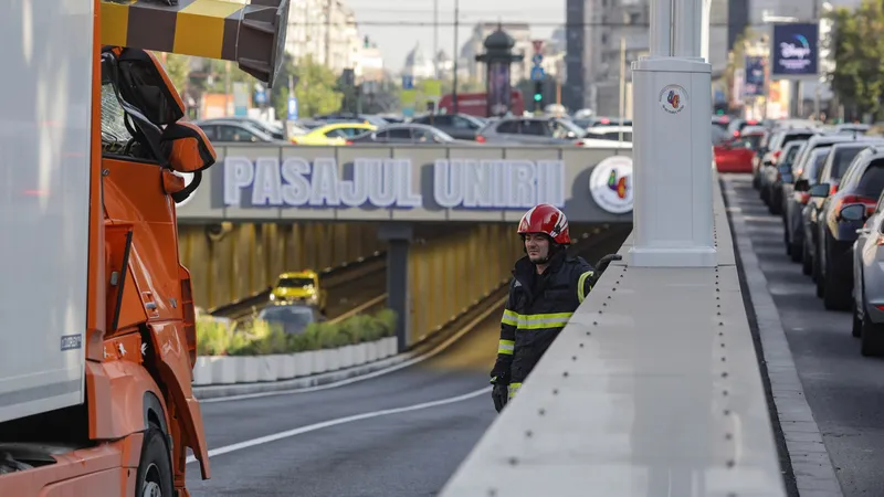 Autobuzele electrice STB, mai înalte decât cele diesel. Vor putea trece prin Pasajul Unirii? / Foto: Inquam Photos / Octav Ganea