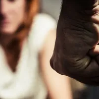 VIDEO Fost director în Poliția Oradea și-a înjunghiat soția."Decât fără tine, mai bine te omor!” / HelpGuide