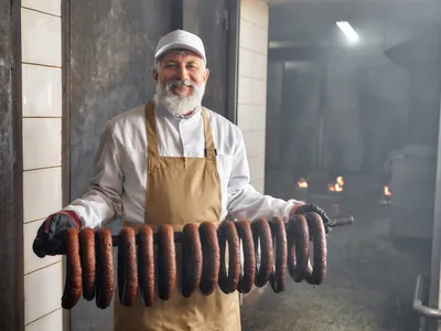 Bărbat care a afumat cârnații - Foto: Freepik (Imagine cu rol ilustrativ)