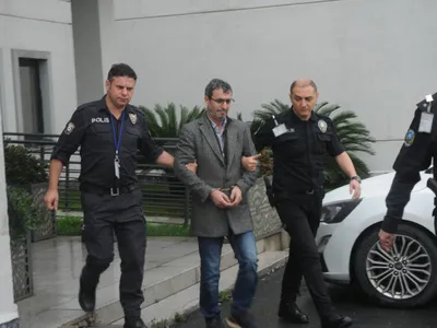 Mahmut Tat, escortat de poliție/Foto: DHA