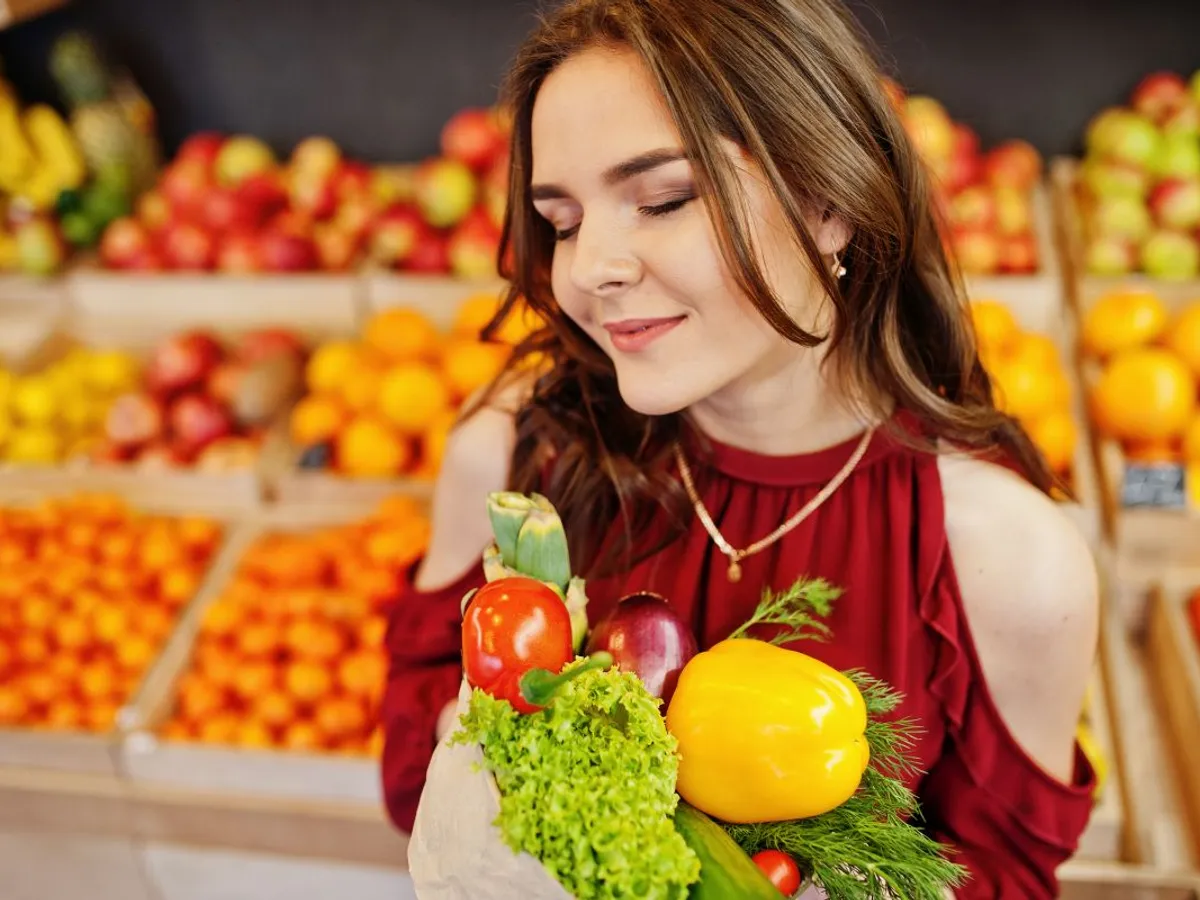 Femeie tânără, la cumpărături, în piaţa de legume şi fructe - Foto: Freepik/ASphotofamily