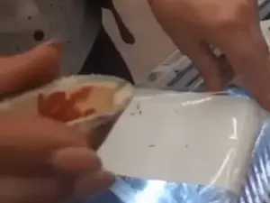 Șoc la raft, într-un supermarket din București: Carne de vită tocată, amestecată cu plastic. - Foto: captură video