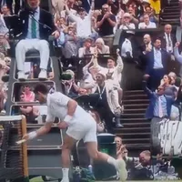 Djokovici, amendă-record după ce și-a rupt racheta de nervi în finala de la Wimbledon - Foto: captură video