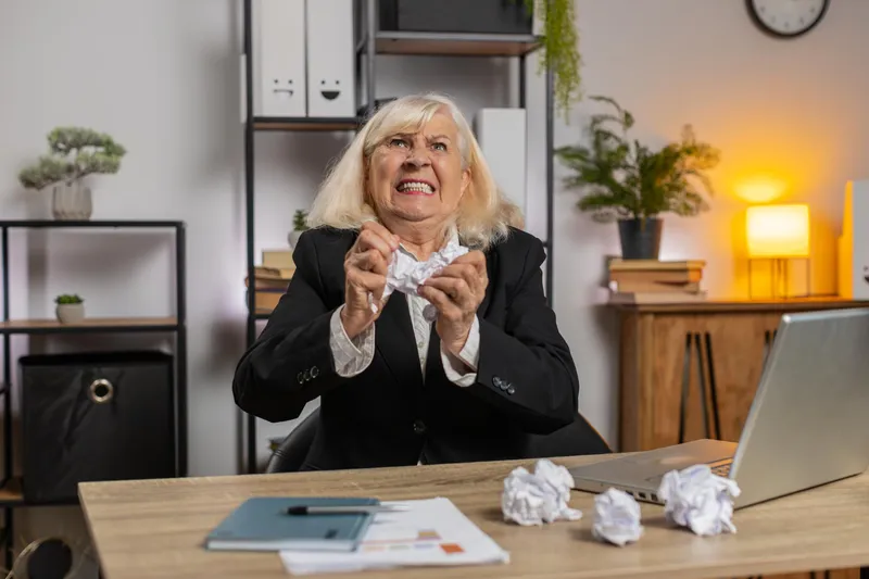 Pensionară nemulțumită la pensie - Foto: Freepik