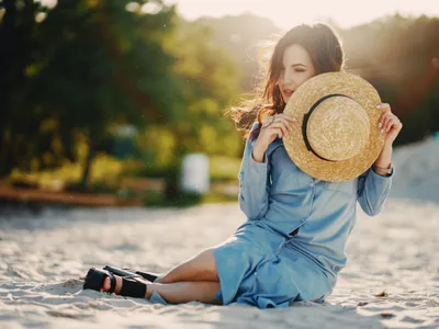 Tânără femeie savurându-şi concediul - Foto: Freepik/prostooleh