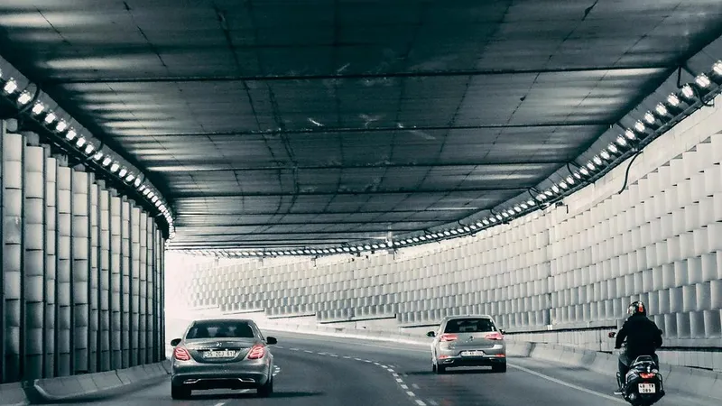 Amendă de 1.320 lei, pentru șoferii care rămân cu mașina în pană în tunel sau pasaj. Cum poți scăpa - Foto: pexels.com/Muhammed Gündüz