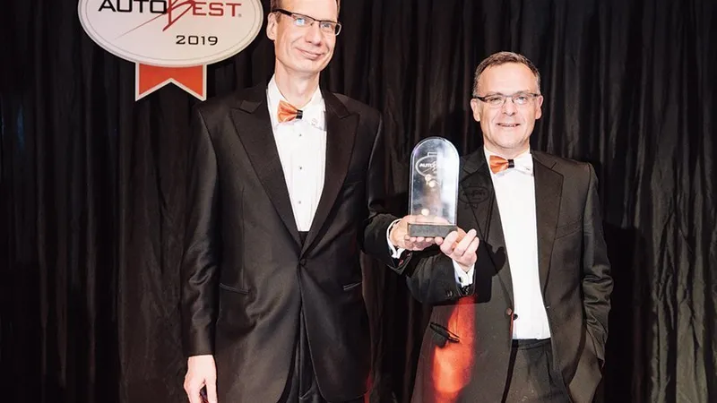 AUTOWORLD - Michael Lohscheller, CEO Opel, și Xavier Duchemin, Director Sales, Aftersales și Marketing Opel, au primit premiul „Best Buy Car Europe 2019“