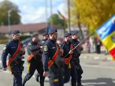 „Cascadorii râsului”. Imagini virale cu parada de Ziua Armatei în Călărași: jandarmii n-au nimerit pasul, iar fanfara notele