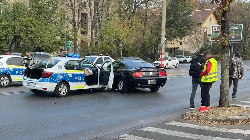 Un Logan de poliție cu sirena pusă s-a înfipt într-un Ford Mustang. / Foto: infotraficromania.ro