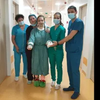 Imagini emoționante cu fetița căreia i-au fost reatașate brațele - Foto: Captura