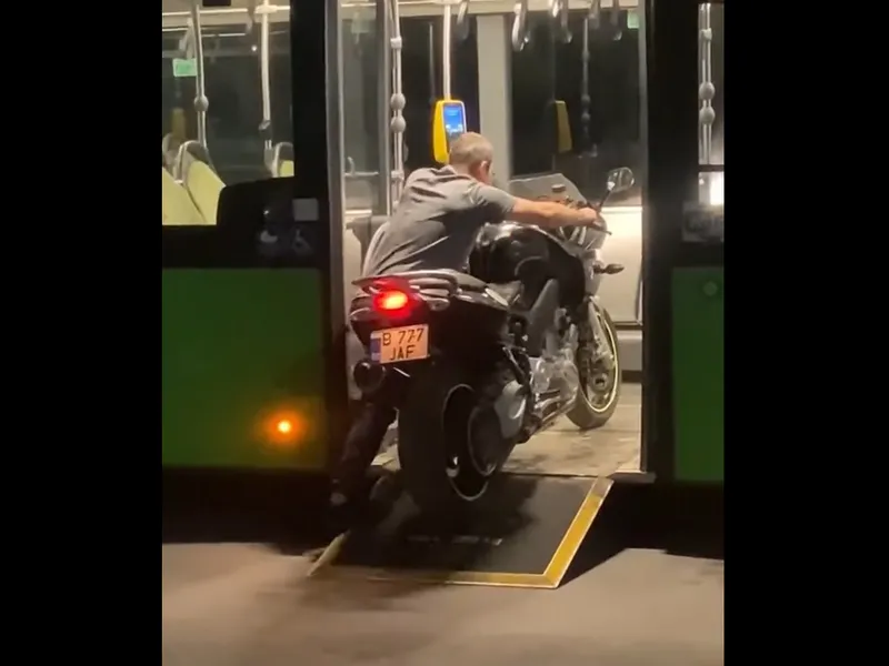 Unui biker i s-a stricat motocicleta și a urcat-o într-un autobuz STB. / Foto: captură video