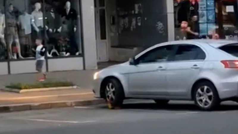 Un gălățean a fost surprins cum încerca să scoată „caracatița” de pe roată. Nu a vrut să dea 2 lei Foto: Observatornews.ro