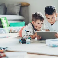 19% dintre copii care au fost agresaţi pe internet spun că nu au discutat niciodată cu nimeni despre ceea ce au păţit. / Foto: teiss.co.uk