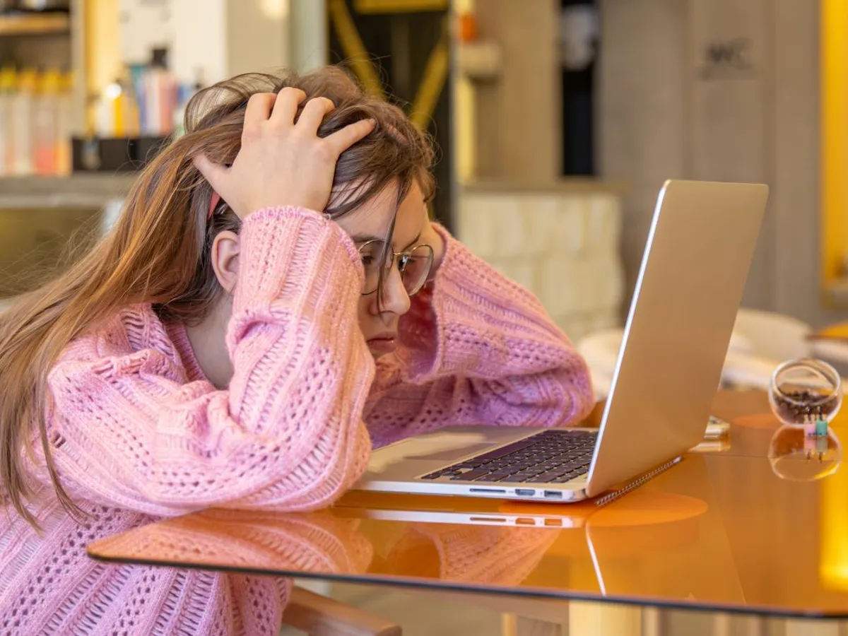 Tânără scriitoare aflată în pană de inspiraţie - Foto: Freepik/pvpproductions