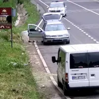 Au aruncat gunoiul în loc interzis, au rămas fără mașină Foto: captură Youtube