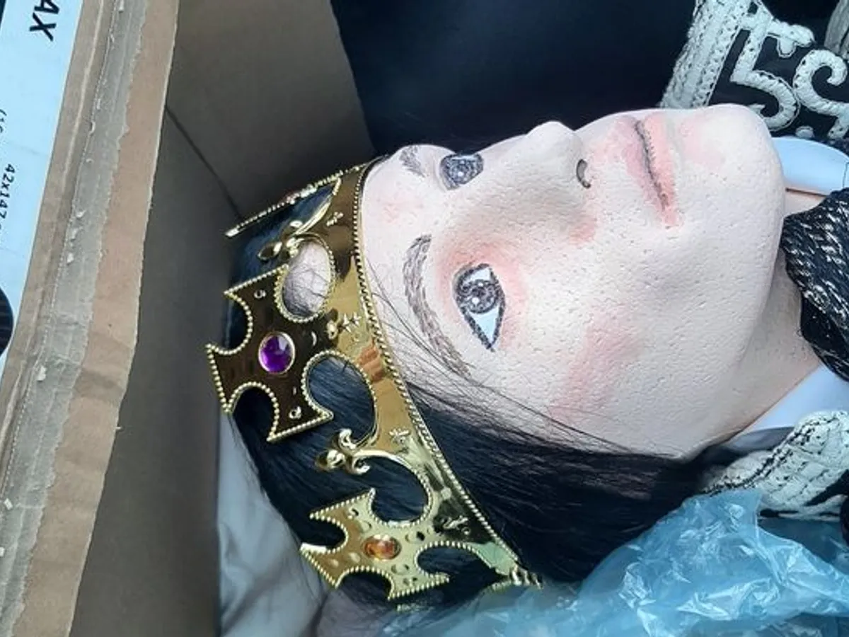 Un manechin îmbrăcat ca Făt Frumos, văzut într-o maşină pe autostradă, confundat cu un cadavru. / Foto: cambridge-news.co.uk