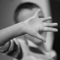 Un tată și-a bătut băiatul de 11 ani părăsit de mamă de s-a auzit în tot blocul. Ce a făcut poliția? - Foto: Freepik (Imagine cu rol ilustrativ)