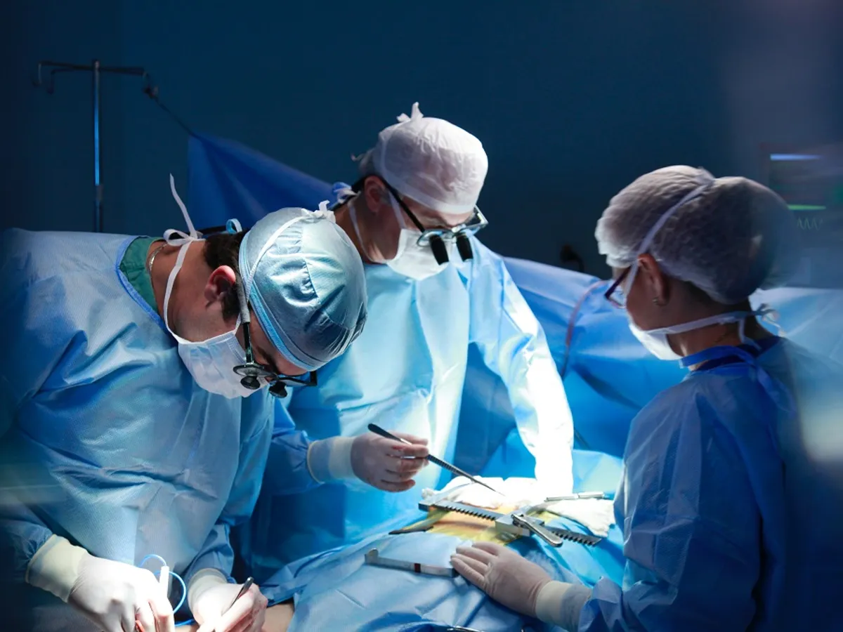 Medicii operează un pacient bolnav de cancer Foto: pexels.com - rol ilustrativ