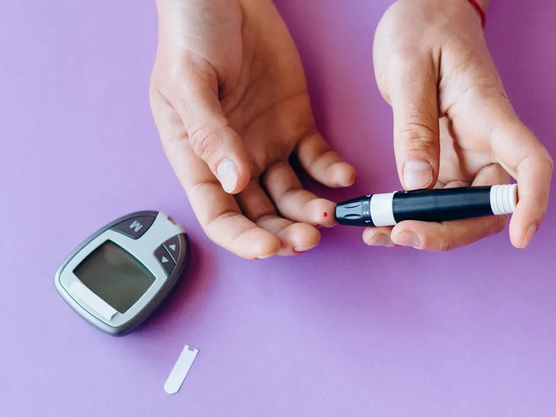 O persoană îşi măsoară nivelul glucozei din sânge cu glucometrul - Foto: Pexels/Nataliya Vaitkevich