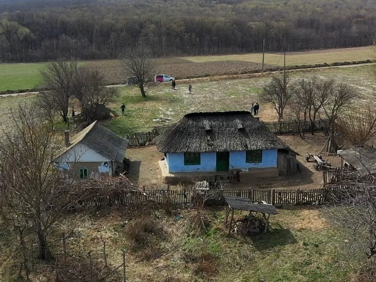 Casa în care fetița de 13 ani le-ar fi ucis pe două femei Foto: monitorulbt.ro