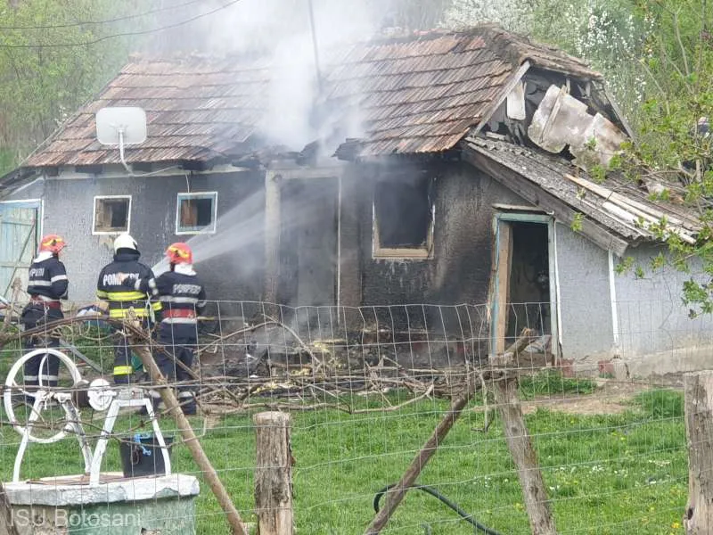 Un tânăr din Botoșani s-a certat cu soția în prima zi de Paște și a dat foc la casă. / Foto: ISU Botoșani