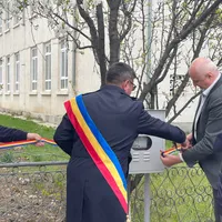 FOTO Un primar a tăiat panglica la contorul de gaz din comună. Preoții au sfințit conducta / FB