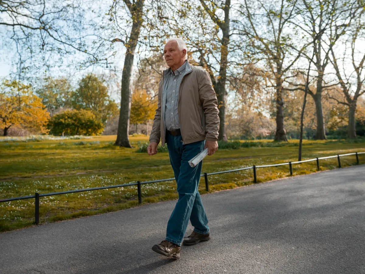 Pensionar la pensie în parc - Foto: Freepik