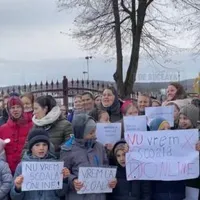 VIDEO Protest al elevilor și profesorilor dintr-o școală din Suceava care nu vor învățământ online / monitorulsv