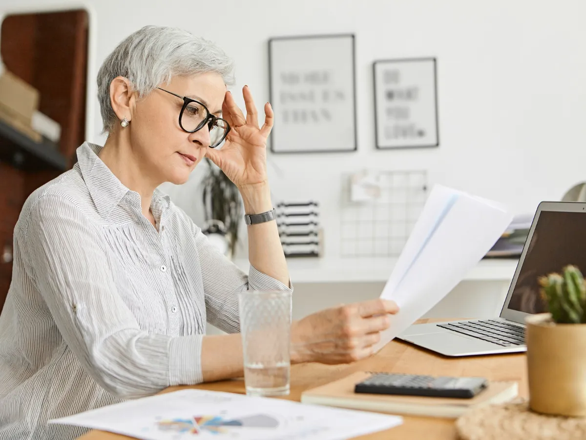 Pensionară cu documente Foto: Freepik (rol ilustrativ)