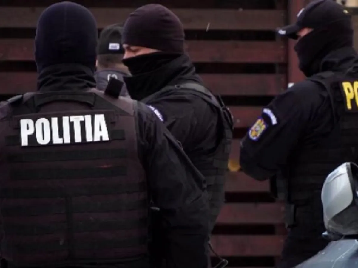 Interlopi din clanurile Luptătorilor și Țîru, ”călcați” de mascați. Li se aduc acuzații grave - Foto: captură Poliția