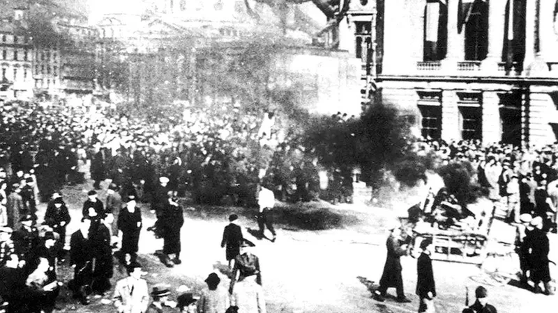 8 NOIEMBRIE 1945.   Prima manifestație  anticomunistă din România, organizată de partidele  istorice, de ziua Regelui Mihai, cu doi ani înainte de instalarea oficială  a regimului totalitar. Sursa: Memorialul Sighet