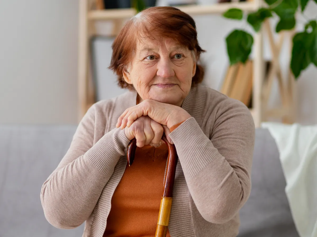 Pensionară pe gânduri Foto: Freepik (imagine cu rol ilustrativ)