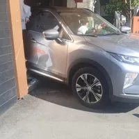 Un șofer a încurcat vitezele și a intrat cu bolidul într-un magazin din București. L-a făcut praf Foto: Observatornews