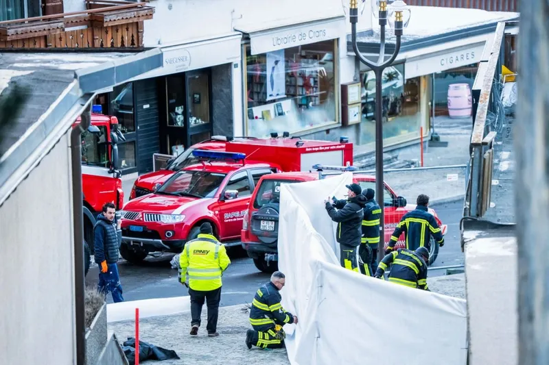 Salvatorii sunt prezenţi la locul tragediei din staţiunea de lux elveţiană - Foto: Profimedia Images