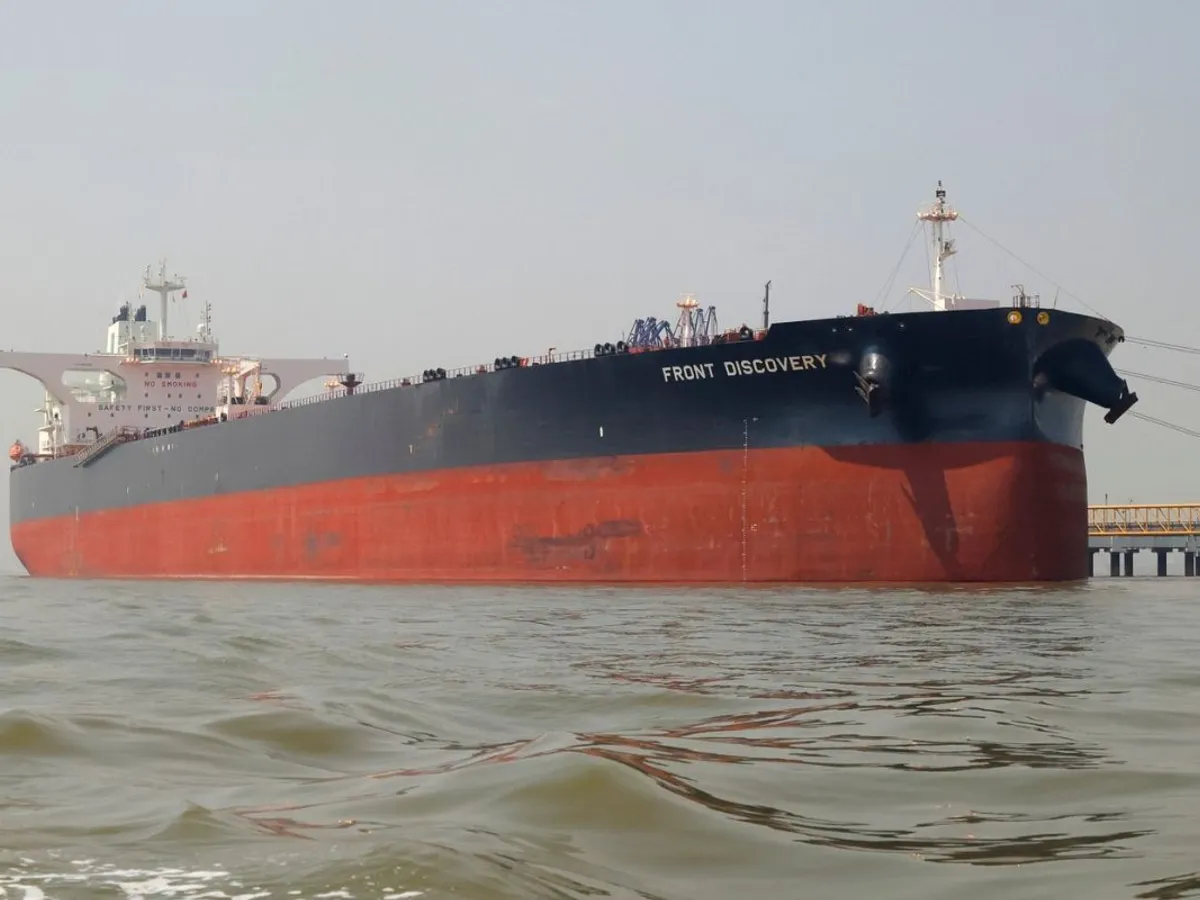 Petrolier care descarcă țițeiul importat din Orientul Mijlociu, către liniile de rafinare din portul Mumbai, India - Foto: Profimedia Images