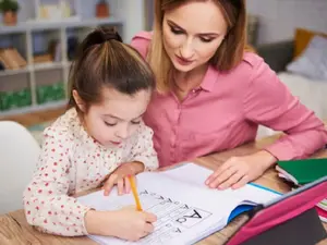 Unii copii fac homeschooling îndrumați de părinți Foto: Freepik.com - rol ilustrativ