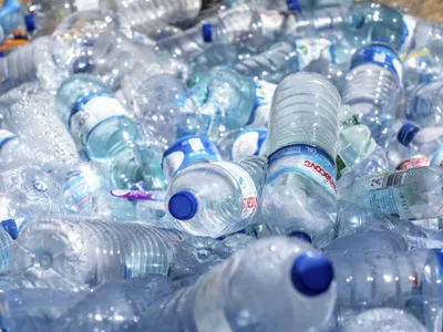 Sticlele de plastic se vor schimba din nou. Ce urmează după capacul care nu se poate desprinde