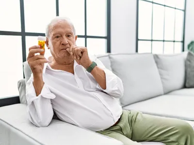 Pensionar care ia vitamine- Foto: freepik (rol ilustrativ)